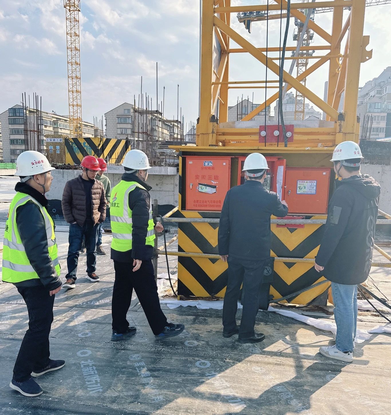 2月18日,一分公司領導帶隊對王衛片區城市更新總承包項目施工現場臨時用電、大型設備、安全防護等情況進行了深入檢查,并對下一步計劃及要求作出詳細安排,要求項目全員、全面、全力進入工作狀態,以開工即決戰的心態,抓實抓細安全、質量管理,強控風險,明確目標任務,確保項目按計劃節點順利推進。.png 2月18日,一分公司領導帶隊對王衛片區城市更新總承包項目施工現場臨時用電、大型設備、安全防護等情況進行了深入檢查,并對下一步計劃及要求作出詳細安排,要求項目全員、全面、全力進入工作狀態,以開工即決戰的心態,抓實抓細安全、質量管理,強控風險,明確目標任務,確保項目按計劃節點順利推進。.png