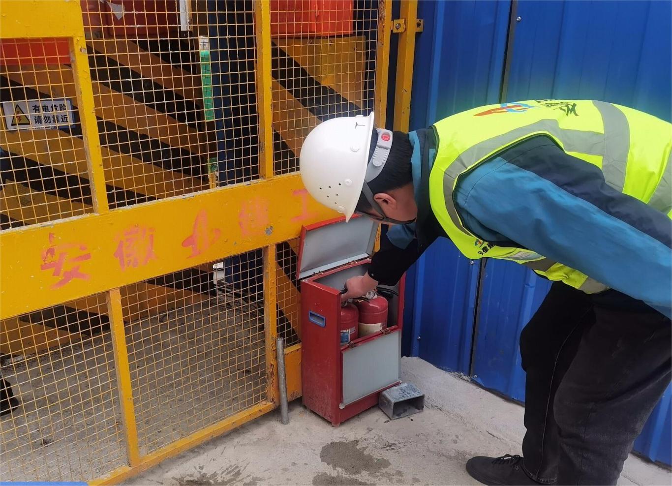 安徽省半湯療養院康養中心項目于2月17日正式進行復工復產工作。項目經理親自帶隊組織項目管理人員對施工現場臨邊防護、消防安全、臨時用電等進行復工前檢查,及時整改檢查中發現的安全隱患問題。并在檢查后開展復工復產會議,對節后現場生產調度、安全教育計劃及施工總體安排進行了細致的規劃,確保項目全面開展復工復產工作。.jpg 安徽省半湯療養院康養中心項目于2月17日正式進行復工復產工作。項目經理親自帶隊組織項目管理人員對施工現場臨邊防護、消防安全、臨時用電等進行復工前檢查,及時整改檢查中發現的安全隱患問題。并在檢查后開展復工復產會議,對節后現場生產調度、安全教育計劃及施工總體安排進行了細致的規劃,確保項目全面開展復工復產工作。.jpg