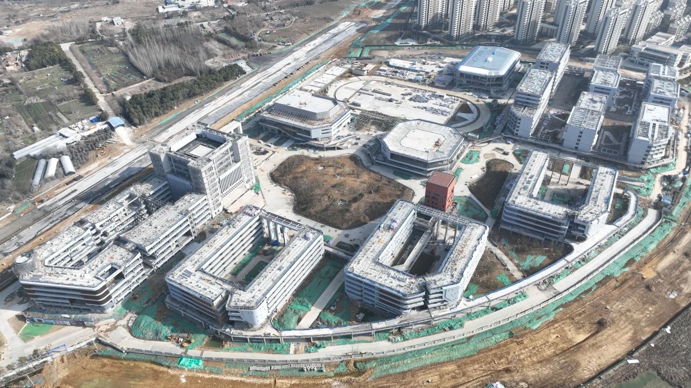 為確保合肥一中淝河校區項目2024年竣工交付節點如期完成,迅速掀起春節后復工即大干勞動熱潮,形成一股緊張快干、提速爭先的濃厚氛圍,2月16日,合肥一中淝河校區項目召開節后復工動員大會。會上,各部門負責人報告了2023年度收尾工作情況及今年的工作任務,以月、周為時間軸線,明確各目標節點,并以圖表的形式對各勞務班組負責人進行全面交底,落實工作目標責任制,做到責任到人,切實做到工作目標化,目標階段化,階段具體化,具體責任化。 (2)_副本.jpg 為確保合肥一中淝河校區項目2024年竣工交付節點如期完成,迅速掀起春節后復工即大干勞動熱潮,形成一股緊張快干、提速爭先的濃厚氛圍,2月16日,合肥一中淝河校區項目召開節后復工動員大會。會上,各部門負責人報告了2023年度收尾工作情況及今年的工作任務,以月、周為時間軸線,明確各目標節點,并以圖表的形式對各勞務班組負責人進行全面交底,落實工作目標責任制,做到責任到人,切實做到工作目標化,目標階段化,階段具體化,具體責任化。 (2)_副本.jpg