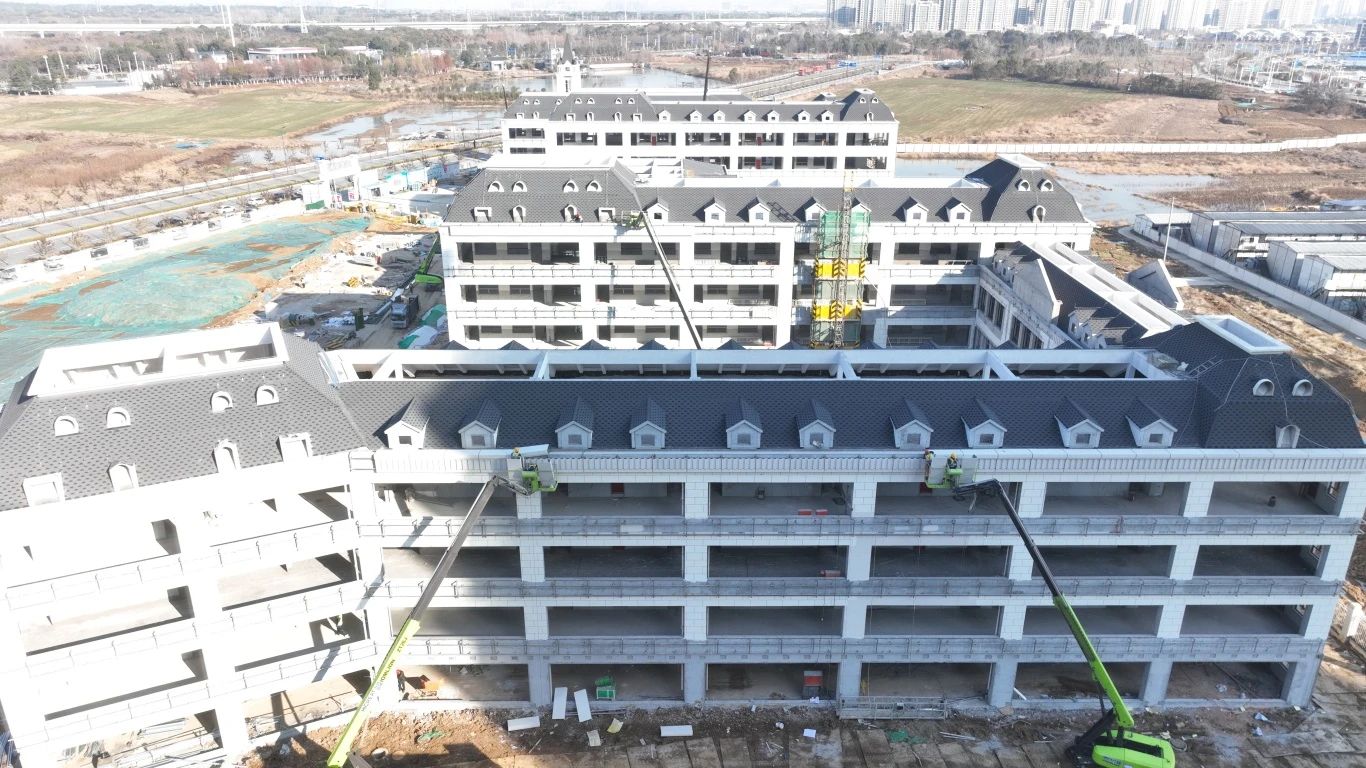 跑好龍年“第一棒”正當其時。五分公司各項目管理人員積極響應項目建設要求,大年初四全員到崗,召開全體班組復工復產會議,制定了分部分項工程的復工時間節點,為全面復工復產奠定堅實基礎。分公司領導現場檢查指導工作,要求項目部全方位安排,提前謀劃。在復工復產的同時要做到全員三級安全教育,杜絕一切盲目不安全的復工復產。努力營造大干快上局面,工人們在現場干的熱火朝天,管理人員也時刻為工人安全生產保駕護航。.JPG 跑好龍年“第一棒”正當其時。五分公司各項目管理人員積極響應項目建設要求,大年初四全員到崗,召開全體班組復工復產會議,制定了分部分項工程的復工時間節點,為全面復工復產奠定堅實基礎。分公司領導現場檢查指導工作,要求項目部全方位安排,提前謀劃。在復工復產的同時要做到全員三級安全教育,杜絕一切盲目不安全的復工復產。努力營造大干快上局面,工人們在現場干的熱火朝天,管理人員也時刻為工人安全生產保駕護航。.JPG